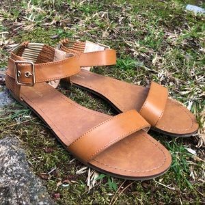 Mossimo Supply Co Sandel Sz: 9 tan/ brown/ gold